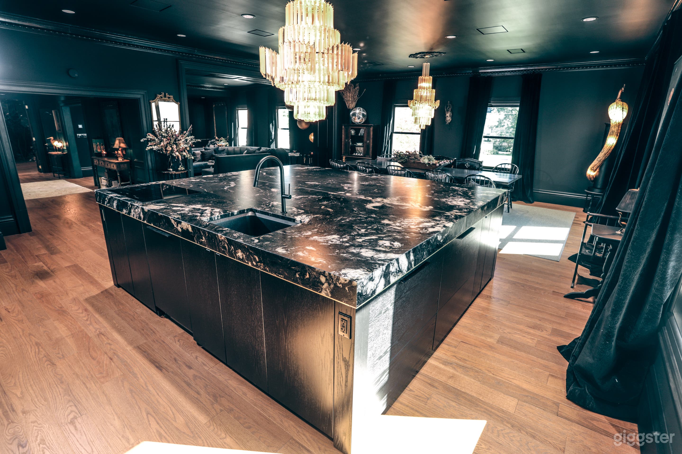 1800’s Luxury & Quirky Mansion Photo 3