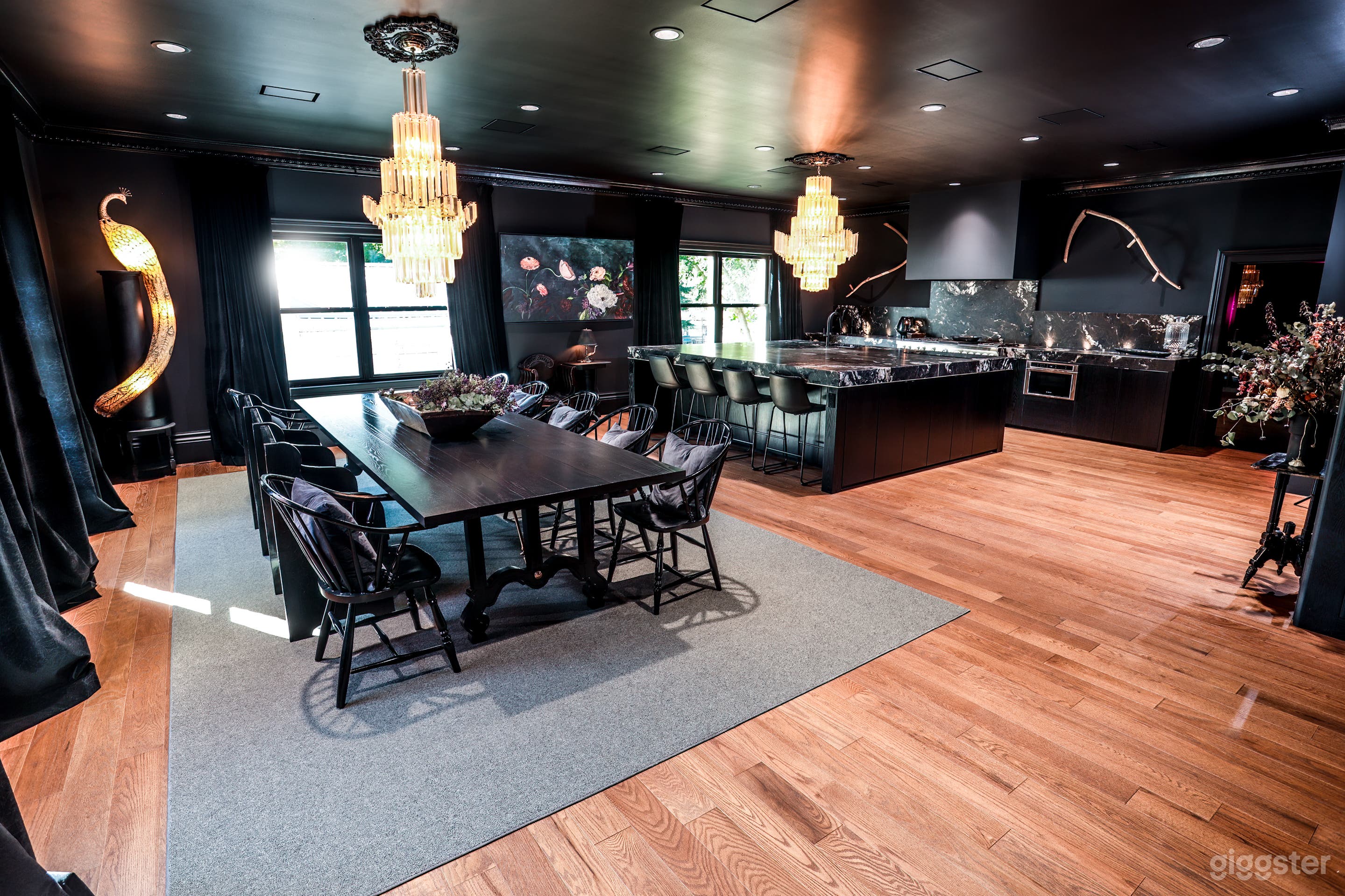 1800’s Luxury & Quirky Mansion Photo 2