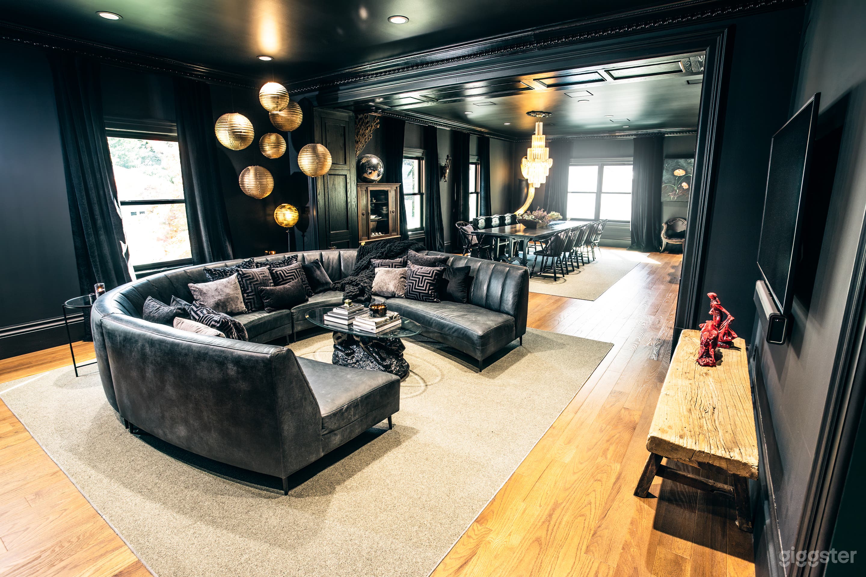 1800’s Luxury & Quirky Mansion Photo 1