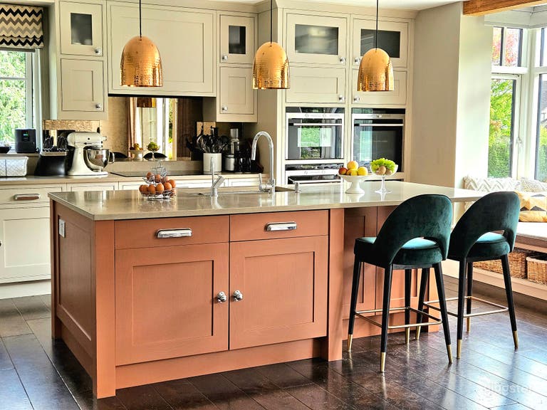  Kitchen island and breakfast bar
 