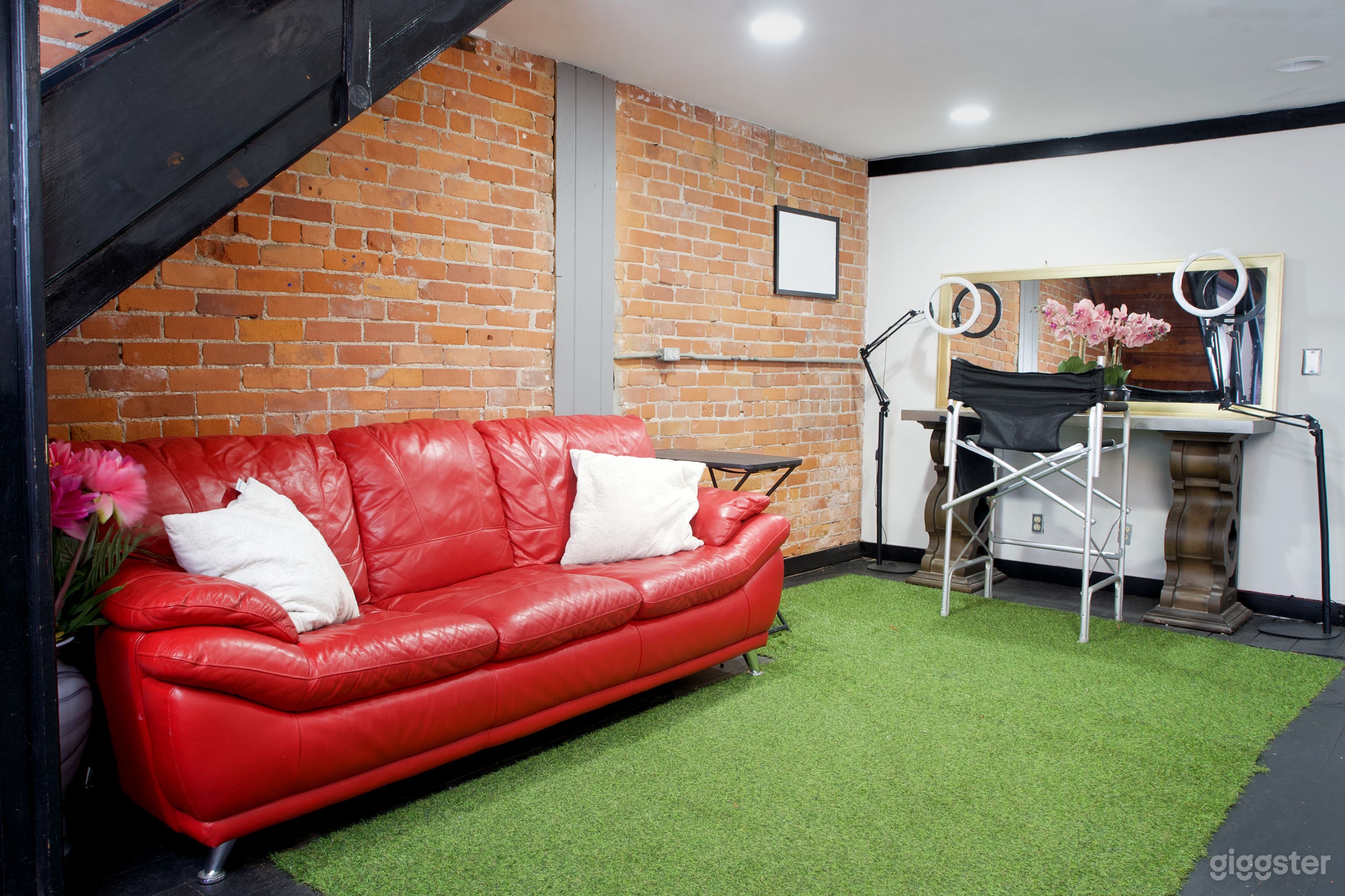 Creative Photography Studio with Exposed Brick Photo 3