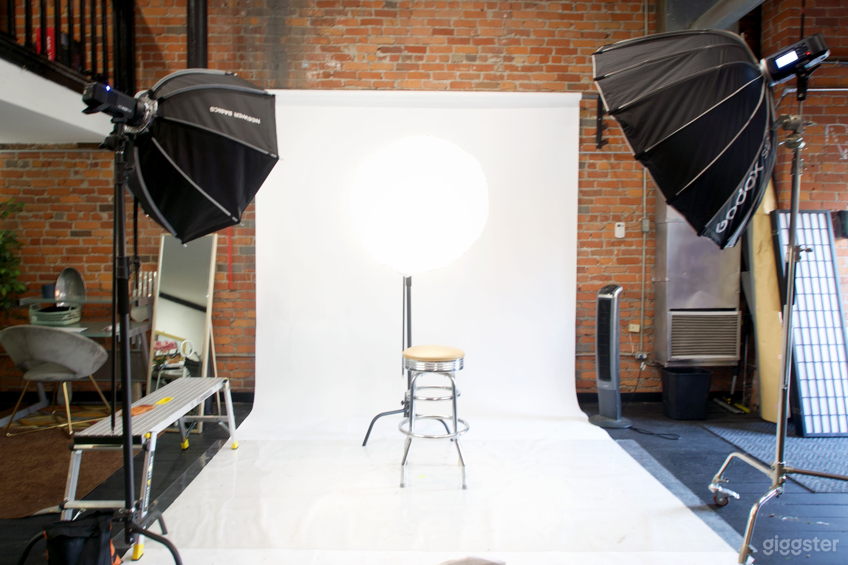 Creative Photography Studio with Exposed Brick Photo 2