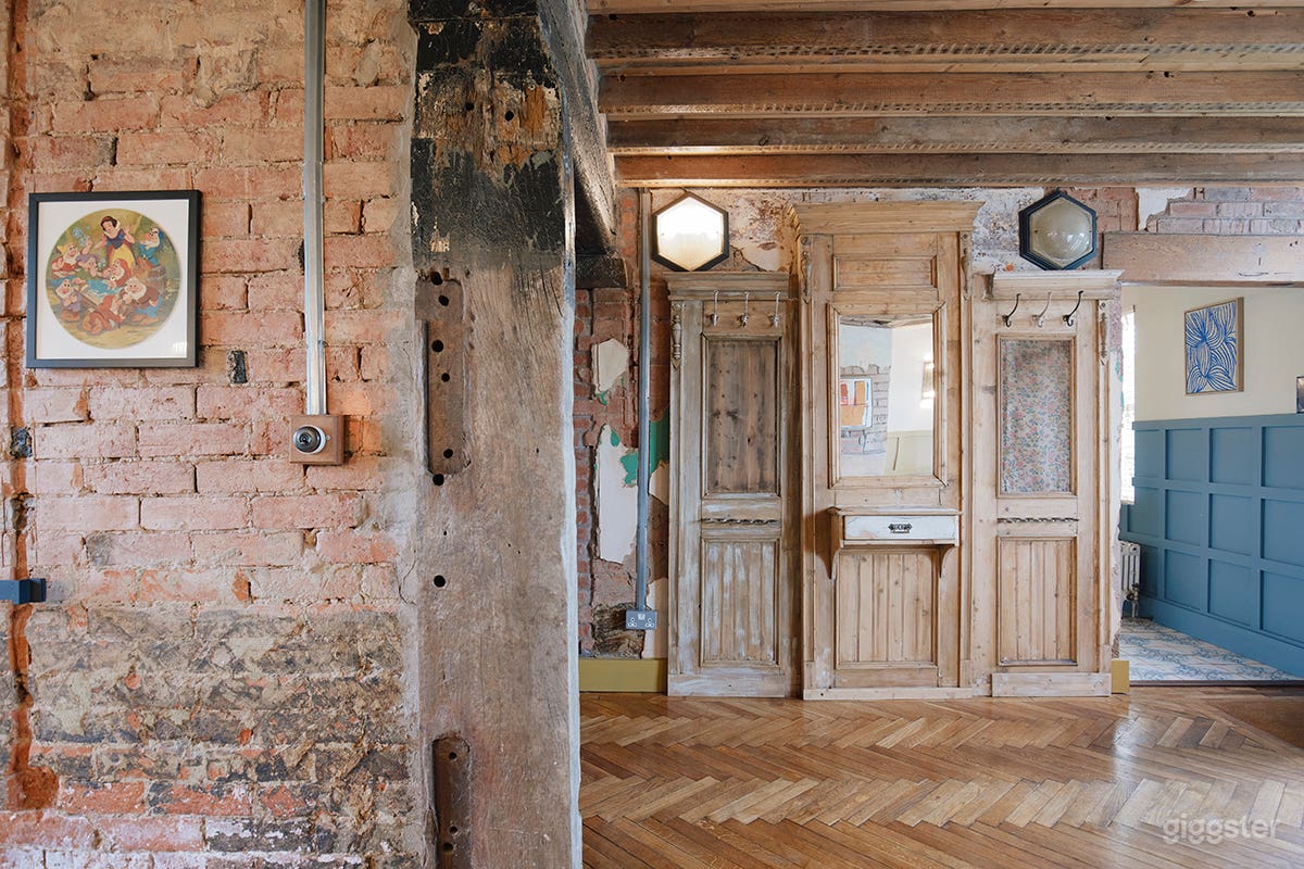 Stylish Modern Farmhouse in Countryside Location Photo 3