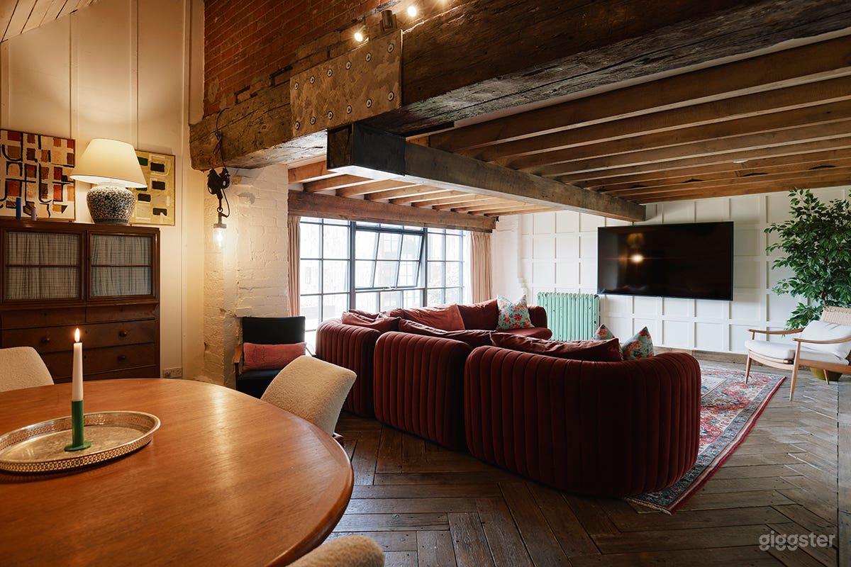 Stylish Modern Farmhouse in Countryside Location Photo 4