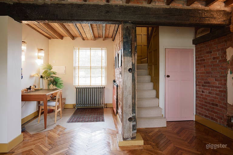  Stylish Modern Farmhouse in Countryside Location 