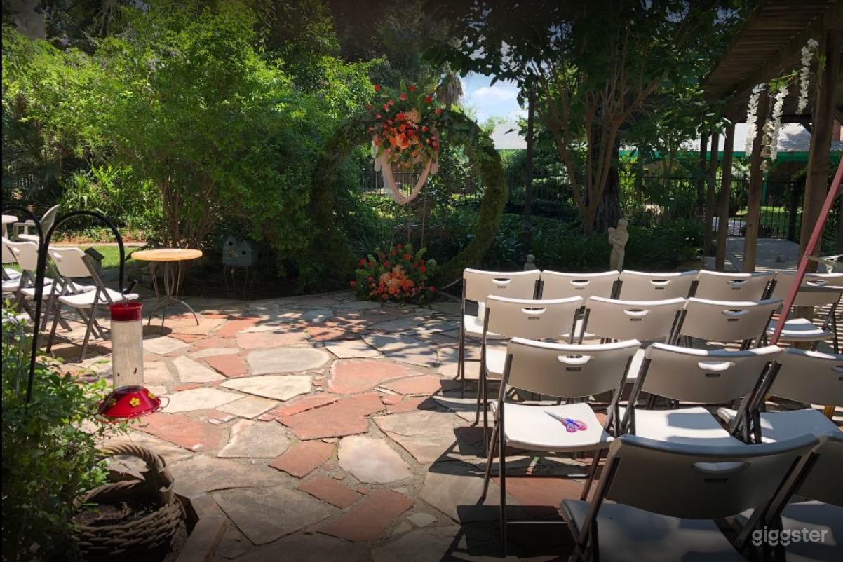 Bright and Colorful Outdoor Space for Photoshoots Photo 1