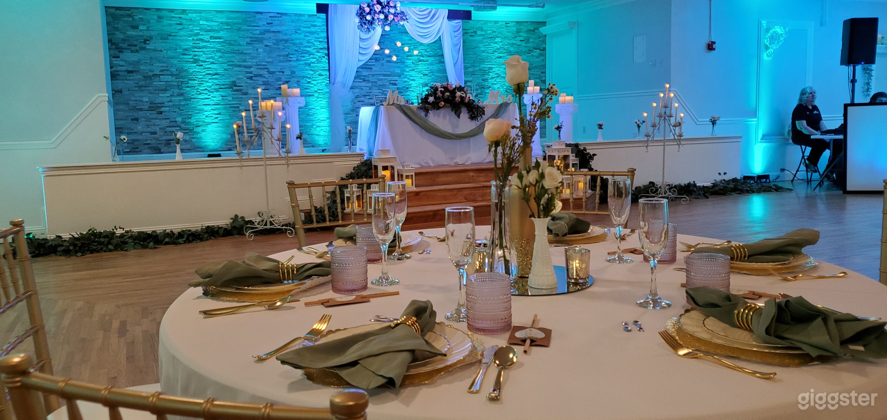 Elegant Ballroom Indoor Venue Photo 1