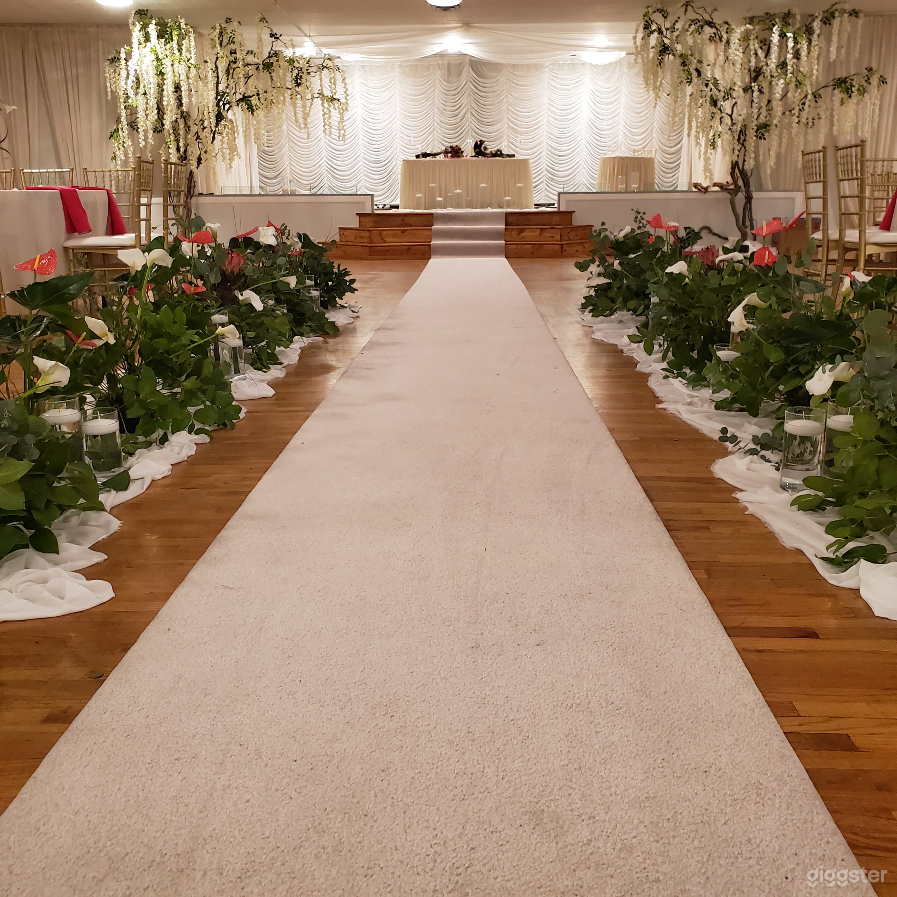 Elegant Ballroom Indoor Venue Photo 4