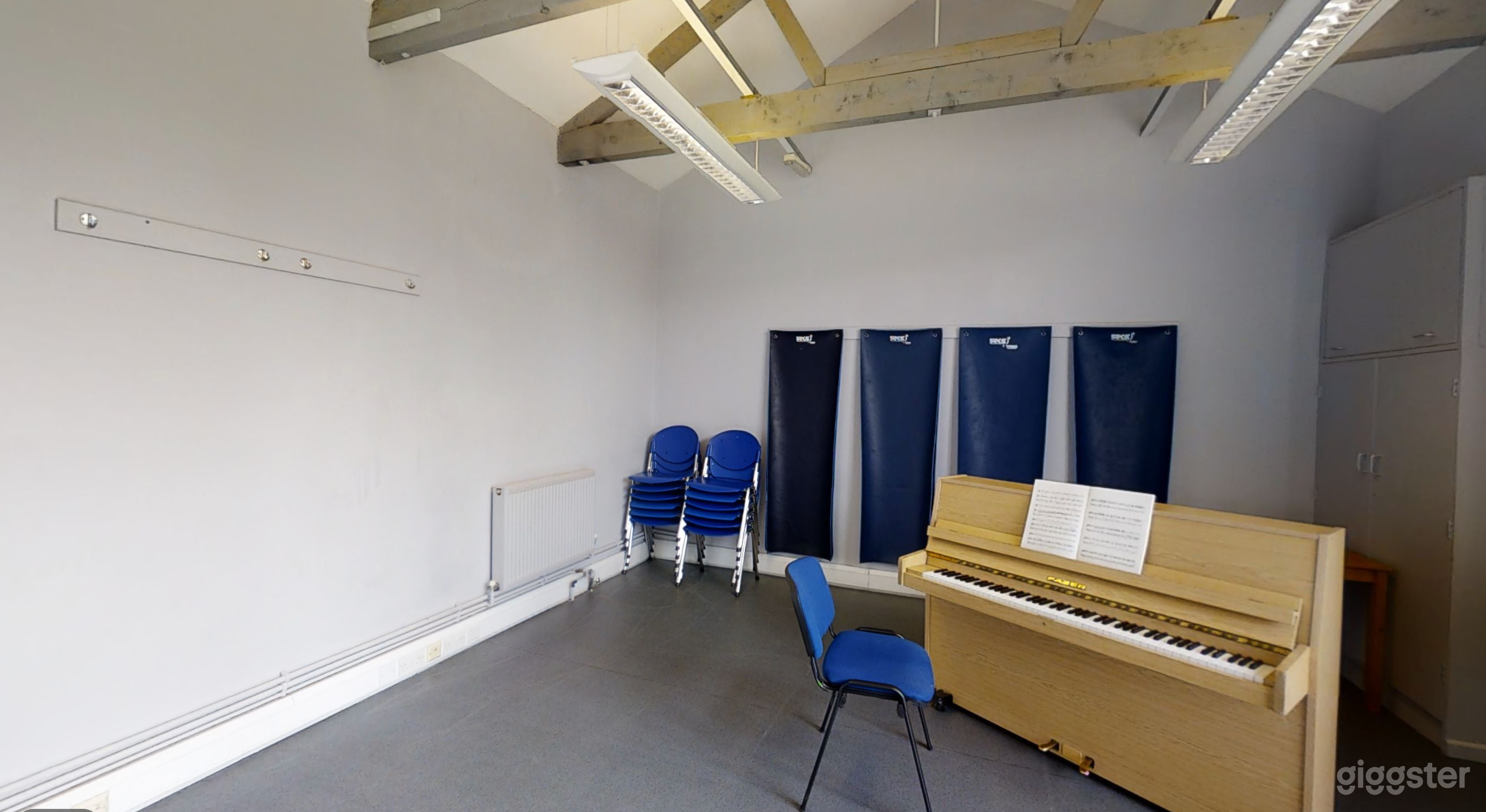 Studio 3 with Piano Photo 3