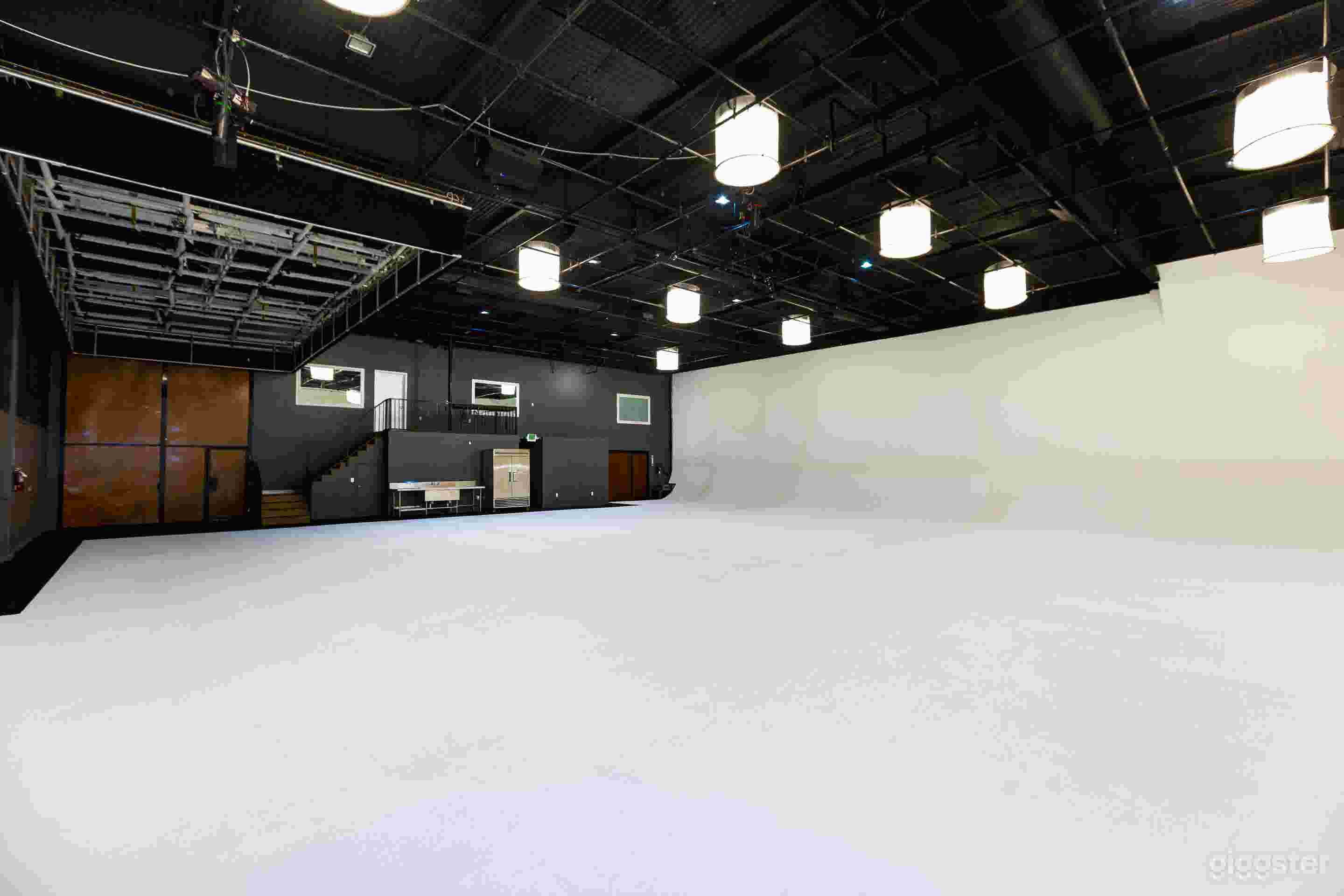 ONE OF LAs LARGEST PRE-LIT CYCS Photo 1