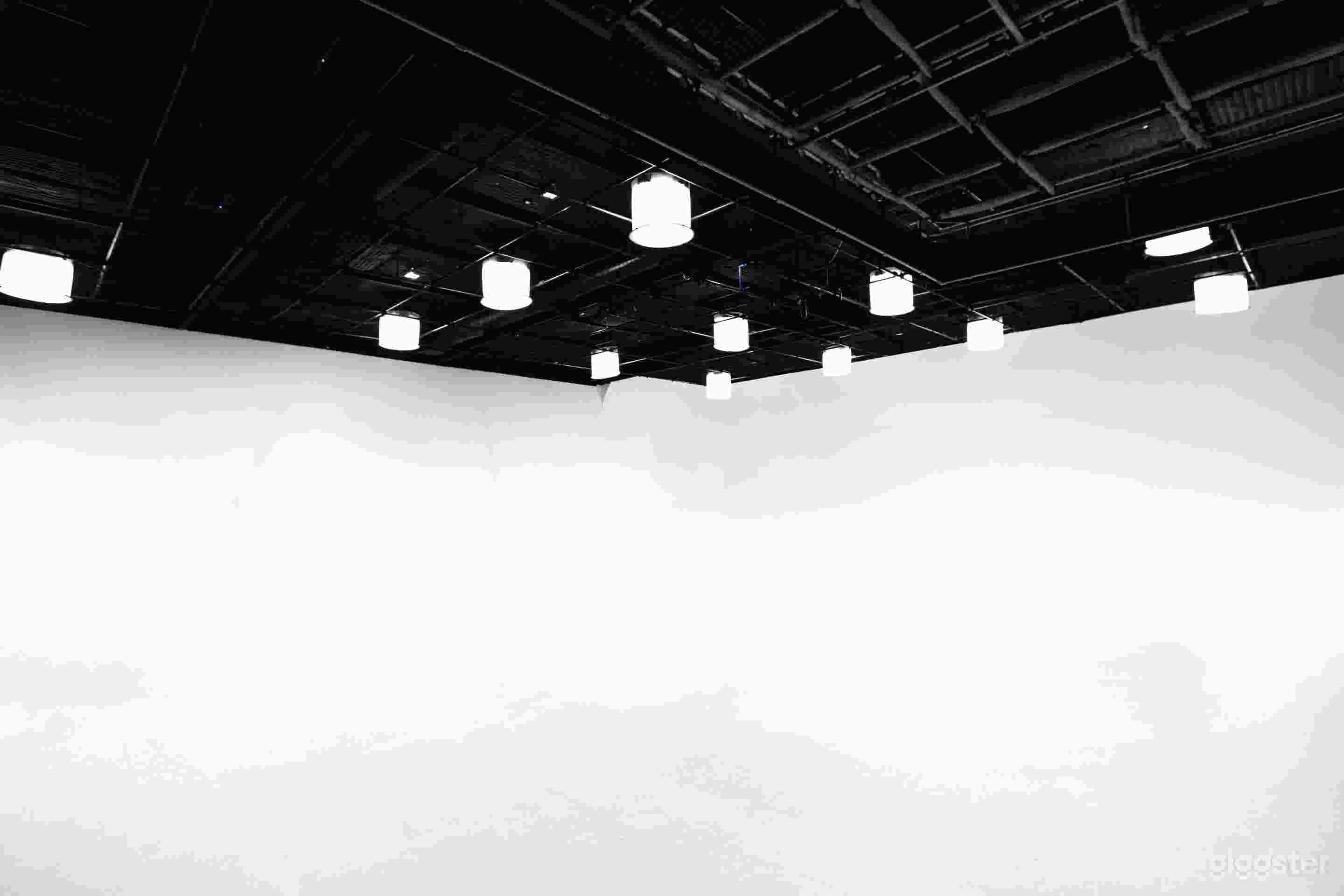 ONE OF LAs LARGEST PRE-LIT CYCS Photo 2