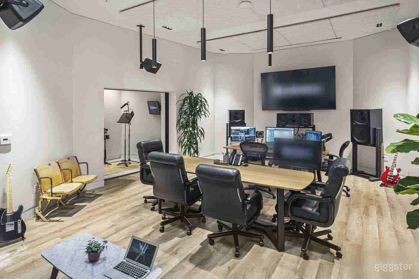 Beautiful Modern Post Production Studio Photo 2