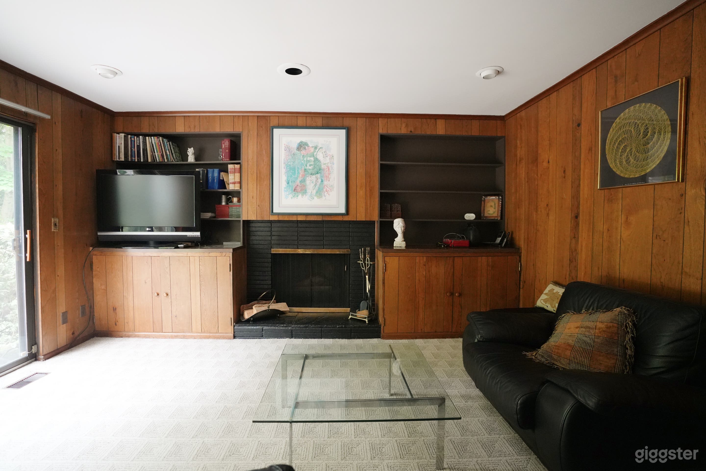 Vintage Furnished Retro House with Carpeting Photo 3