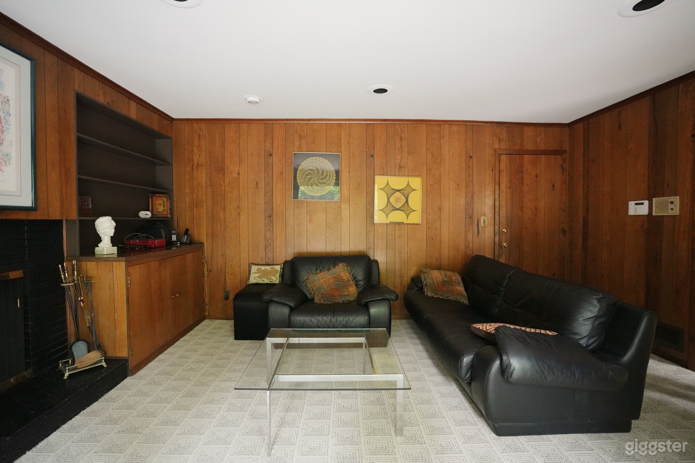 Vintage Furnished Retro House with Carpeting Photo 2