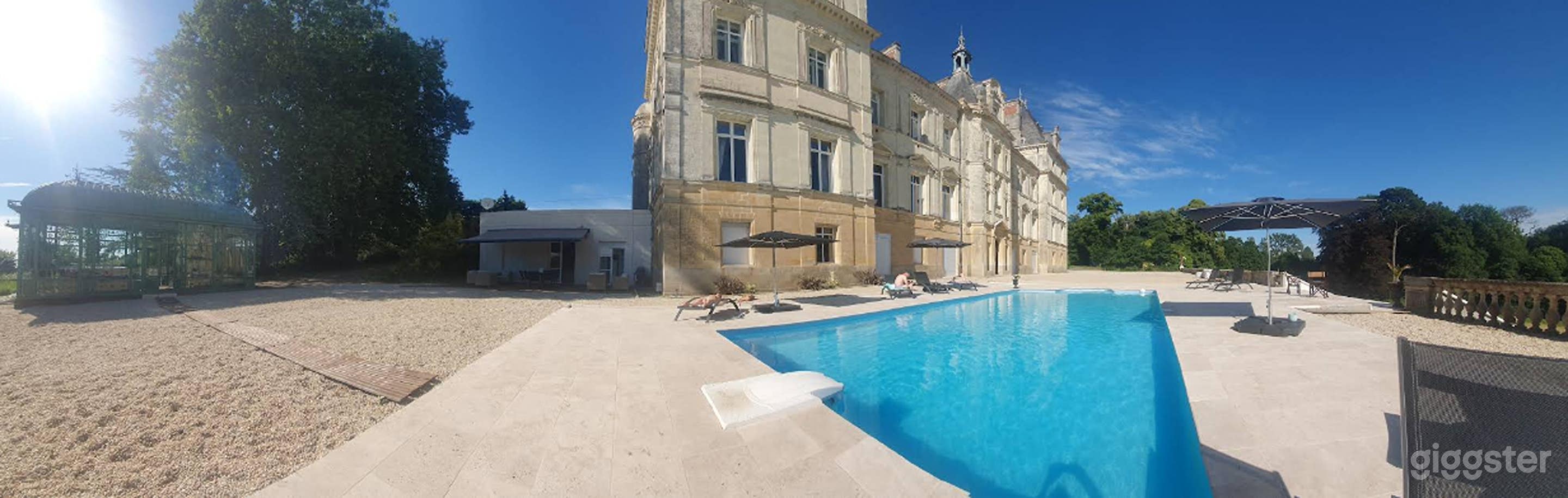 Photo de Piscine intérieure luxueuse dans un manoir privé 2