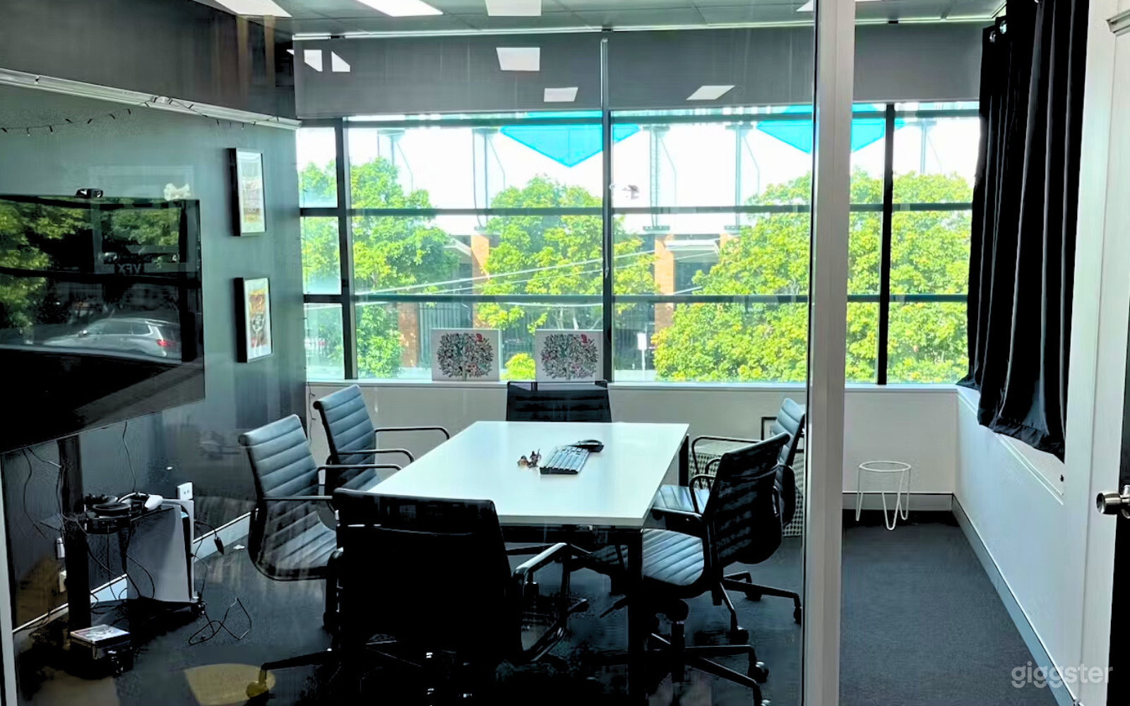 Boardroom for Production Meetings, Shoots &amp; More Photo 3