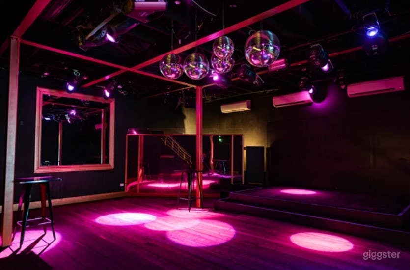 Hip and Trendy Bar - CHAMBERS Photo 4