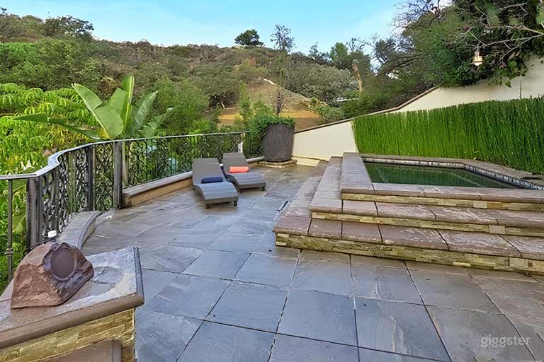  Jacuzzi in Serene Backyard 
