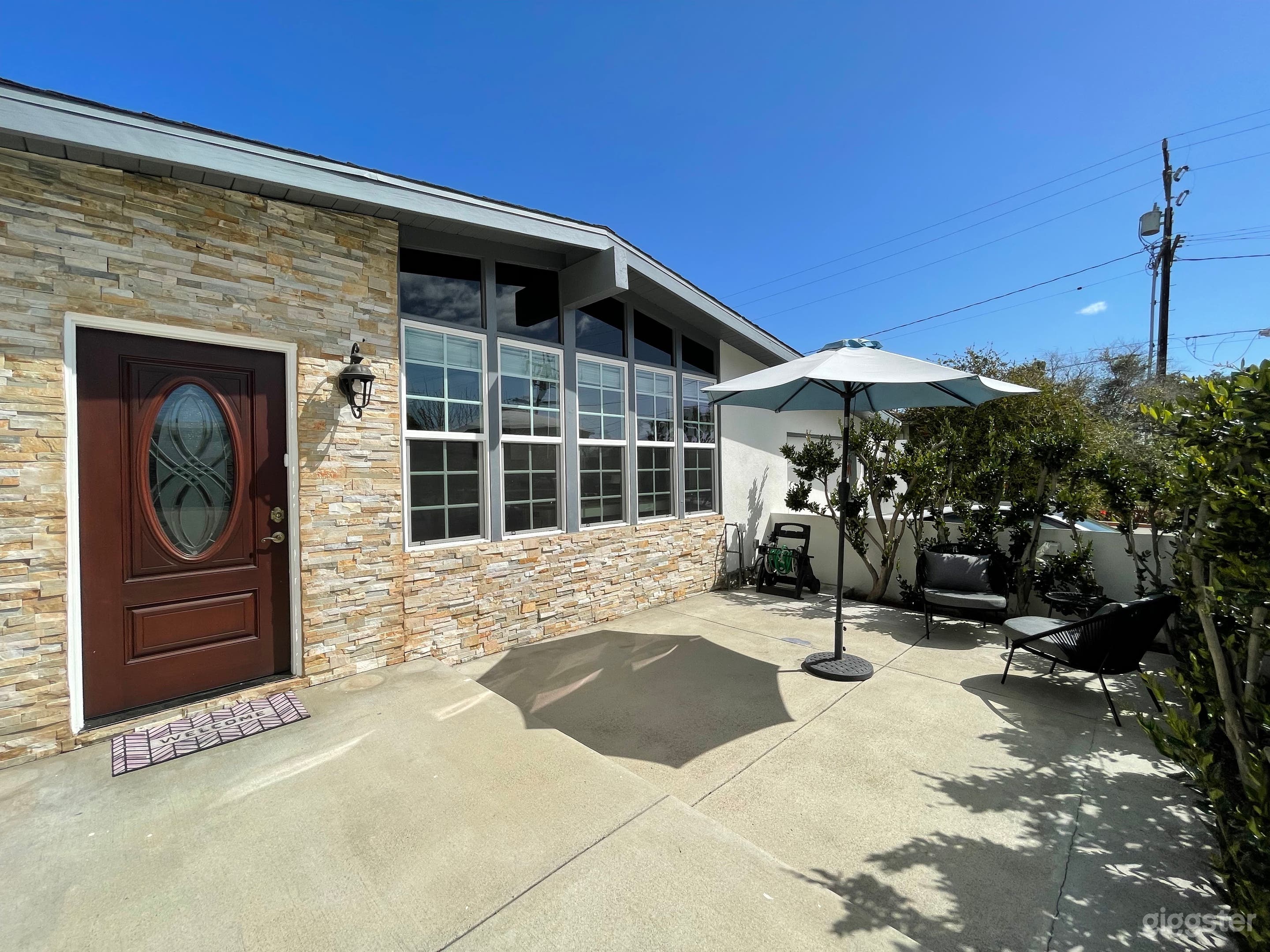 House filled with lot of character Photo 3