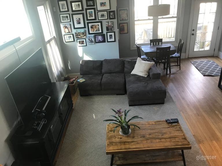  Open family room/kitchen/dining 