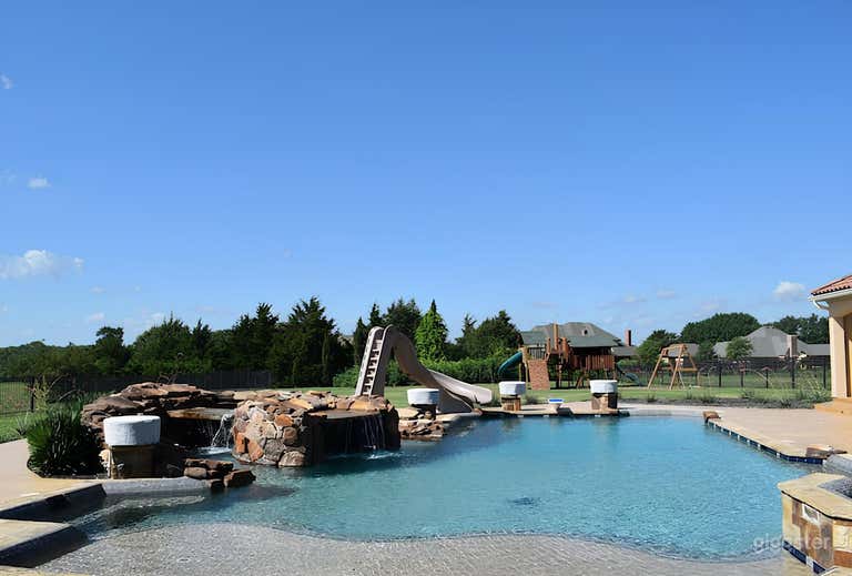  Piscina de lujo estilo resort y cocina al aire libre 