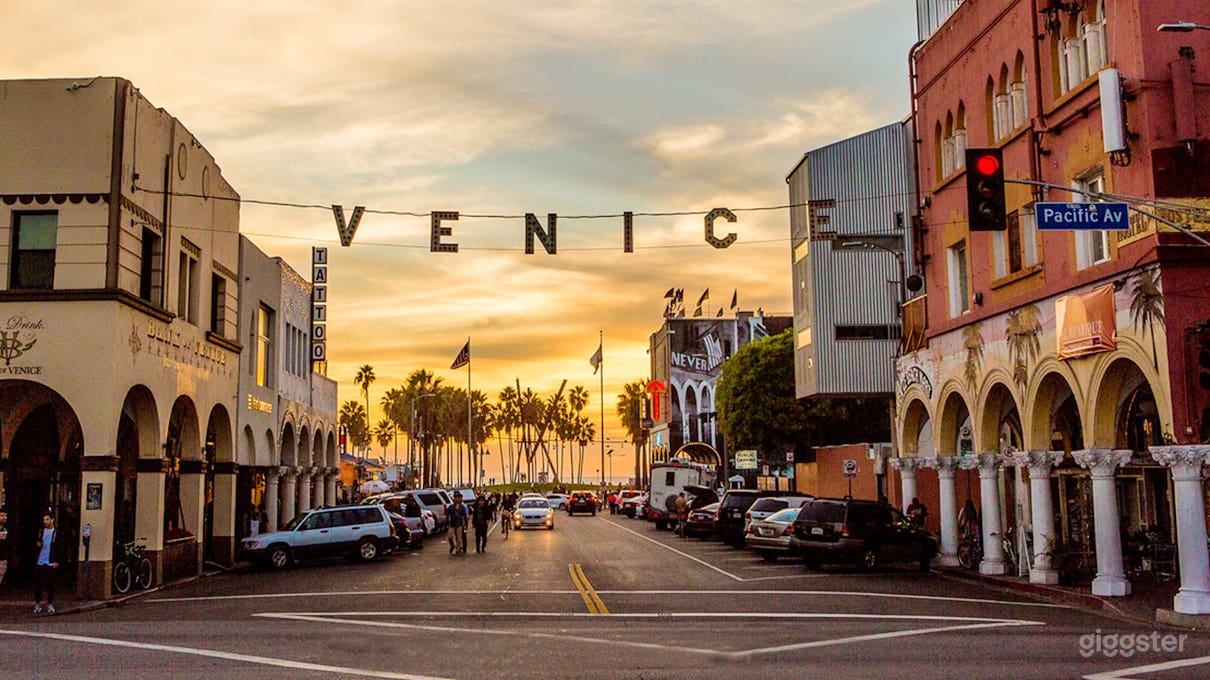 Showroom at the Venice Sign Photo 1