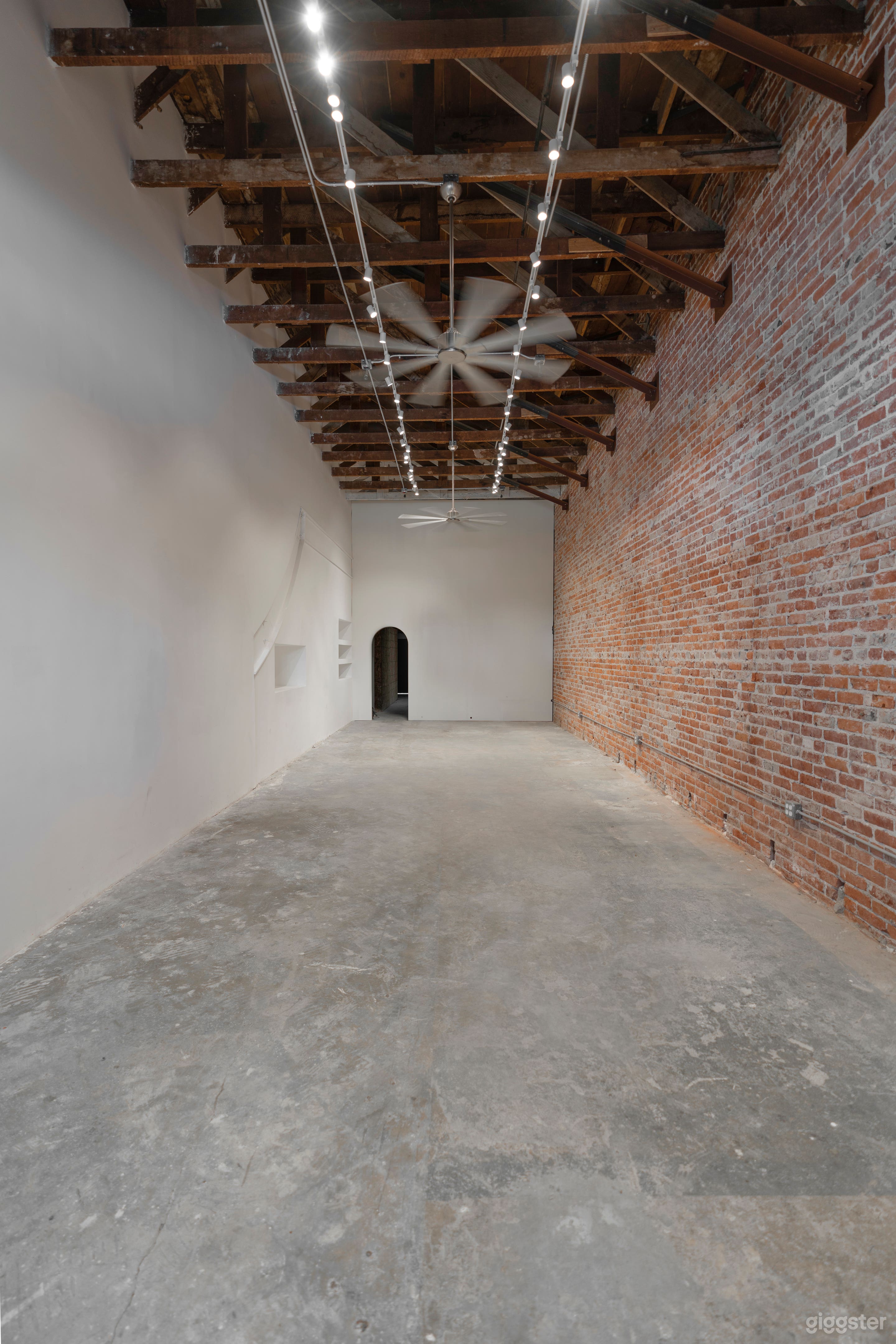 Showroom at the Venice Sign Photo 3