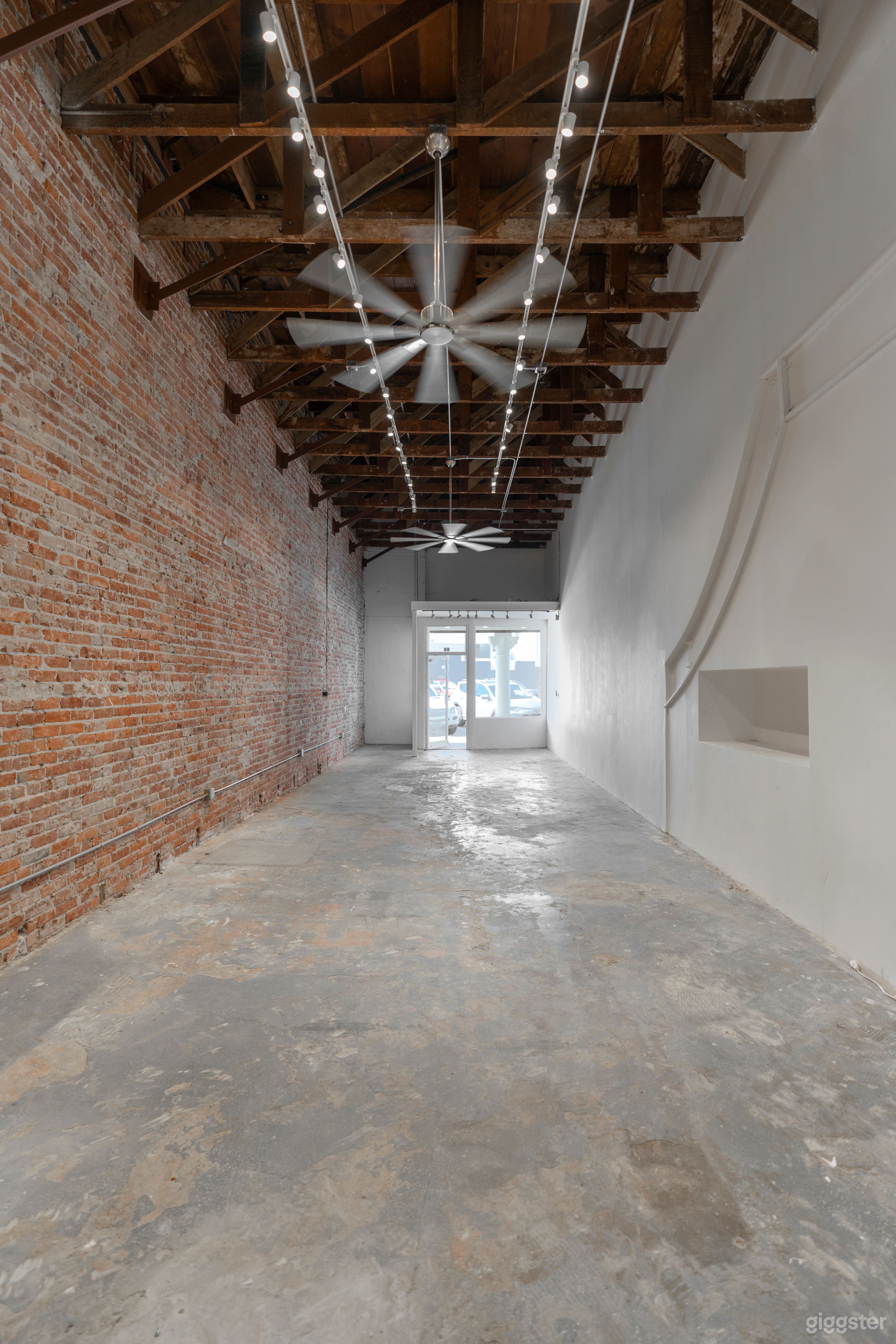 Showroom at the Venice Sign Photo 4