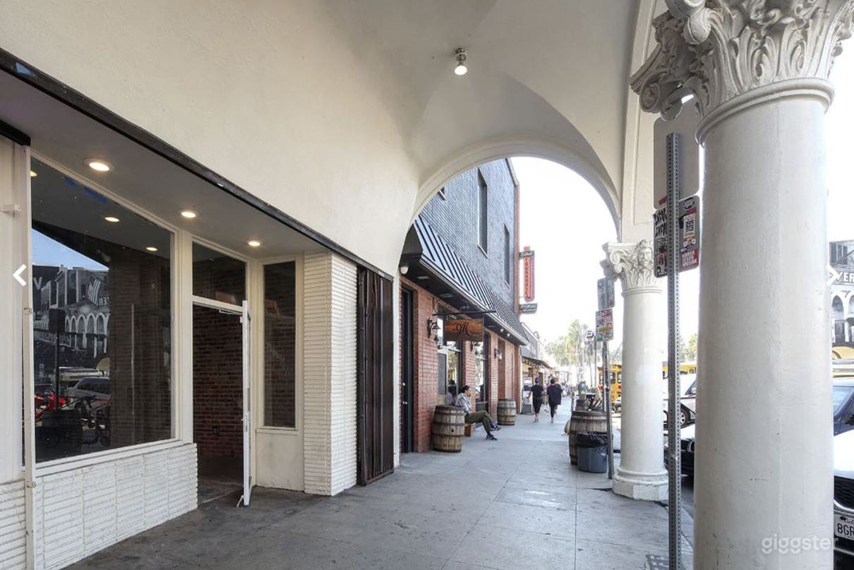 Showroom at the Venice Sign Photo 2