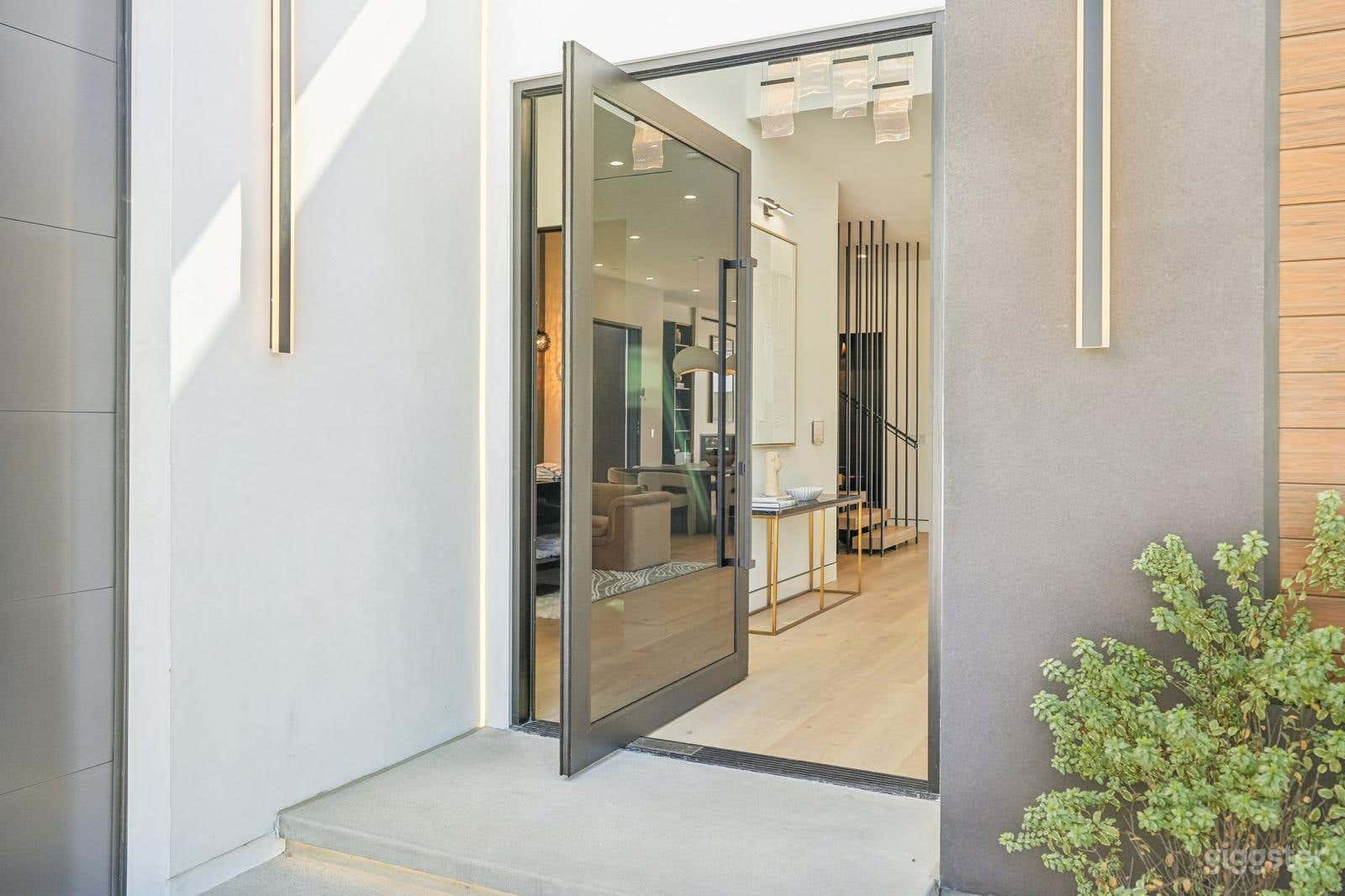 Large Contemporary Home with Pool/ Spa & Cabana Photo 3