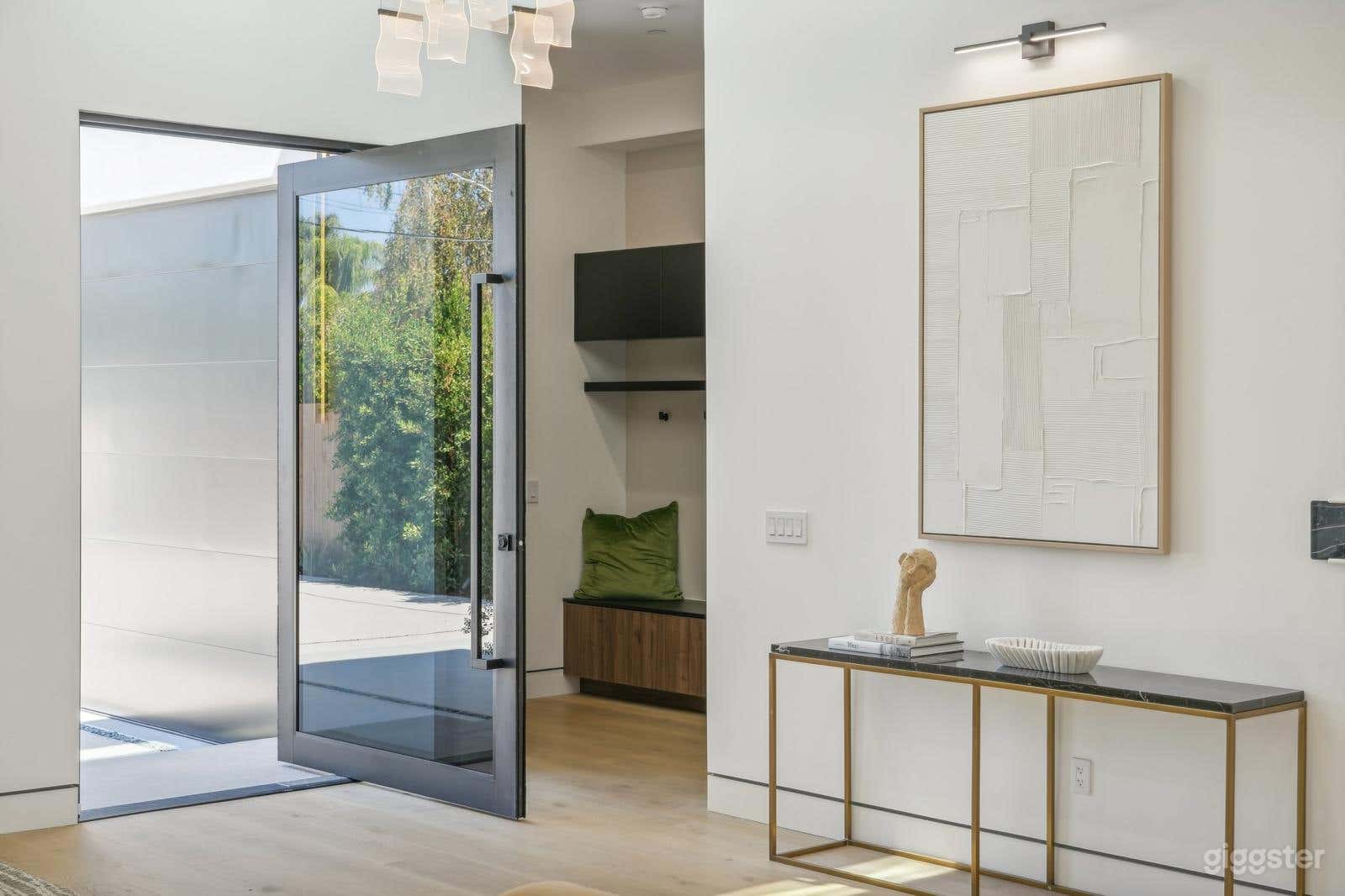 Large Contemporary Home with Pool/ Spa & Cabana Photo 4