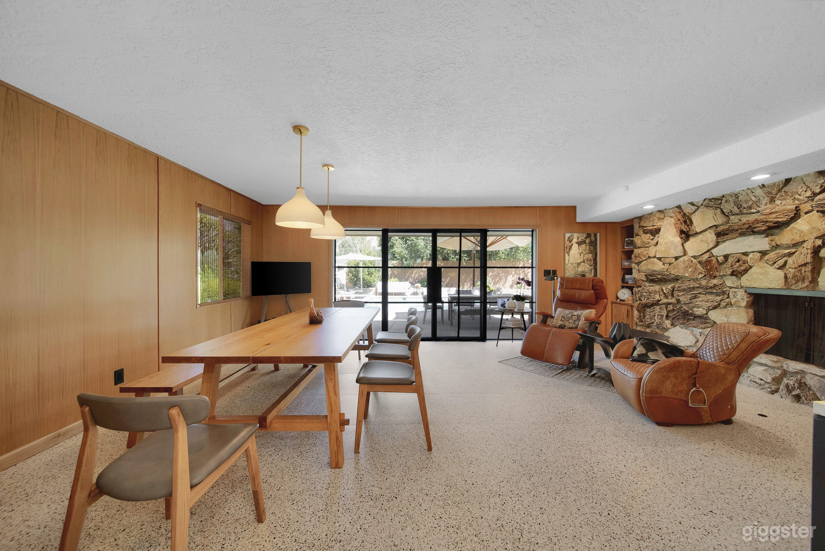 Mid-Century Modern Home with Pool & Courtyard Photo 4