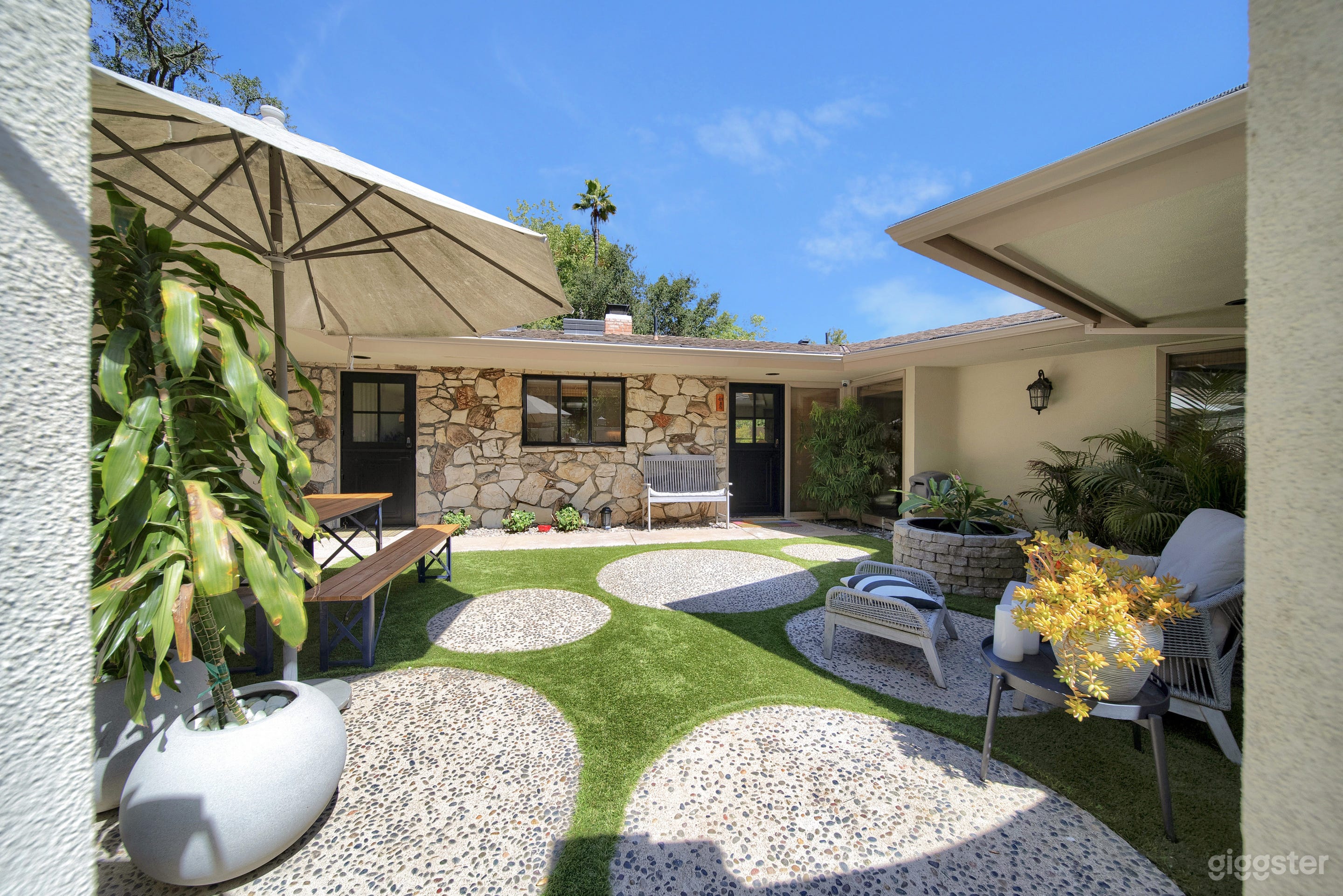 Mid-Century Modern Home with Pool & Courtyard Photo 3