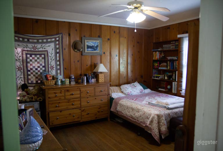  Beautiful, Homey Ranch House w/ Vaulted Ceiling 