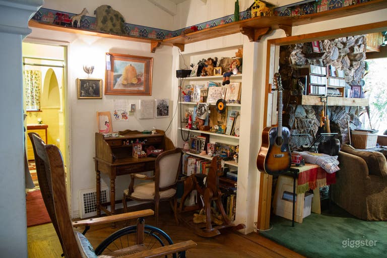  Beautiful, Homey Ranch House w/ Vaulted Ceiling 