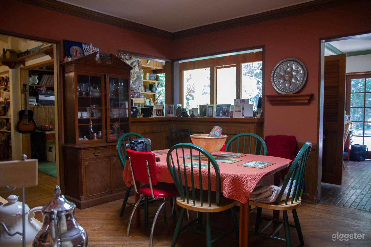 Beautiful, Homey Ranch House w/ Vaulted Ceiling Photo 4