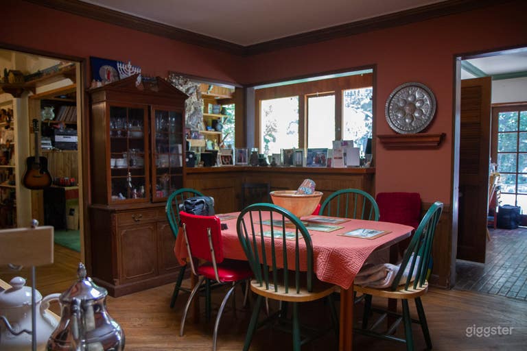  Beautiful, Homey Ranch House w/ Vaulted Ceiling 