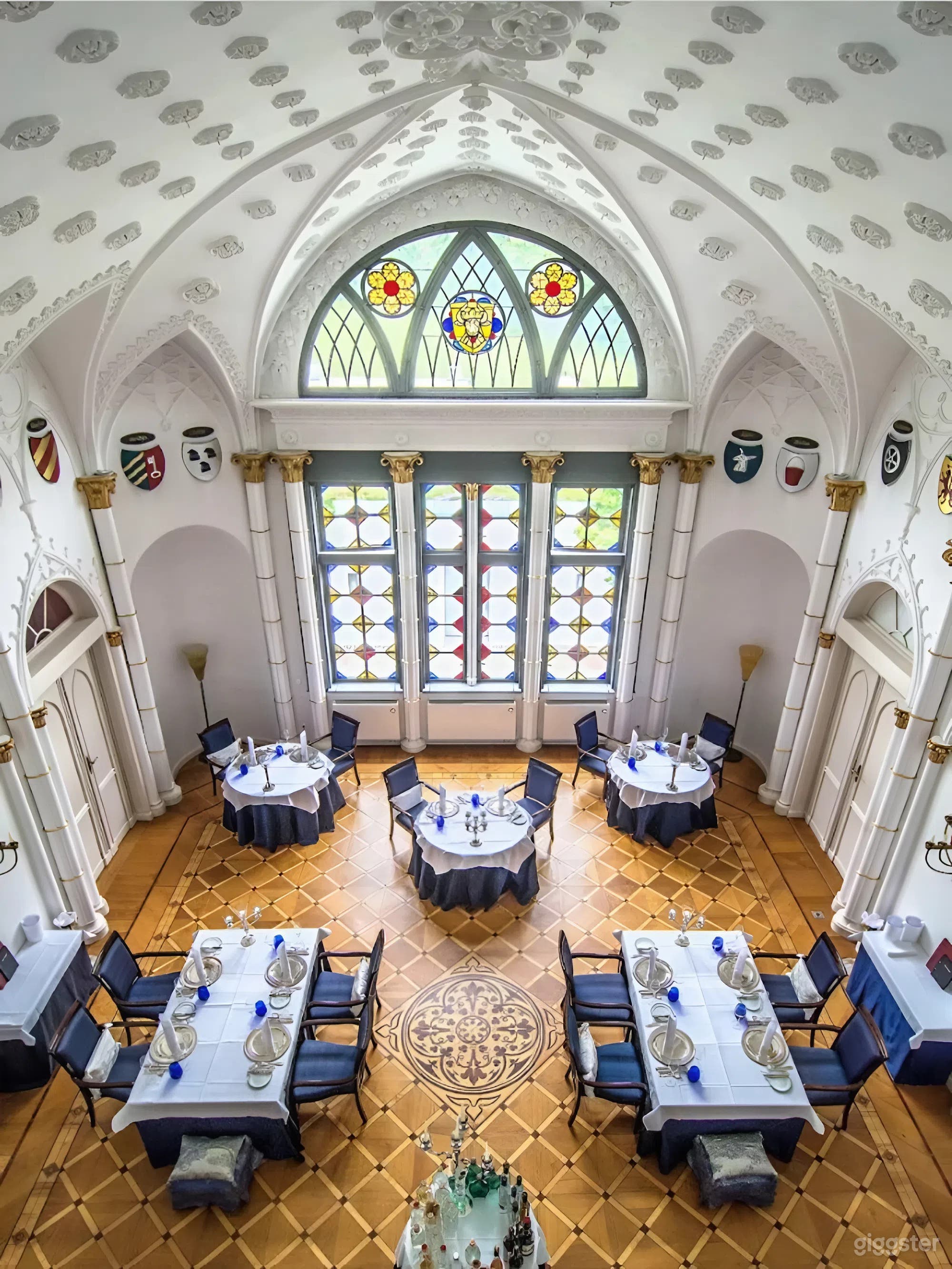Historischer Schloss-Speisesaal mit hohen Decken Foto 2