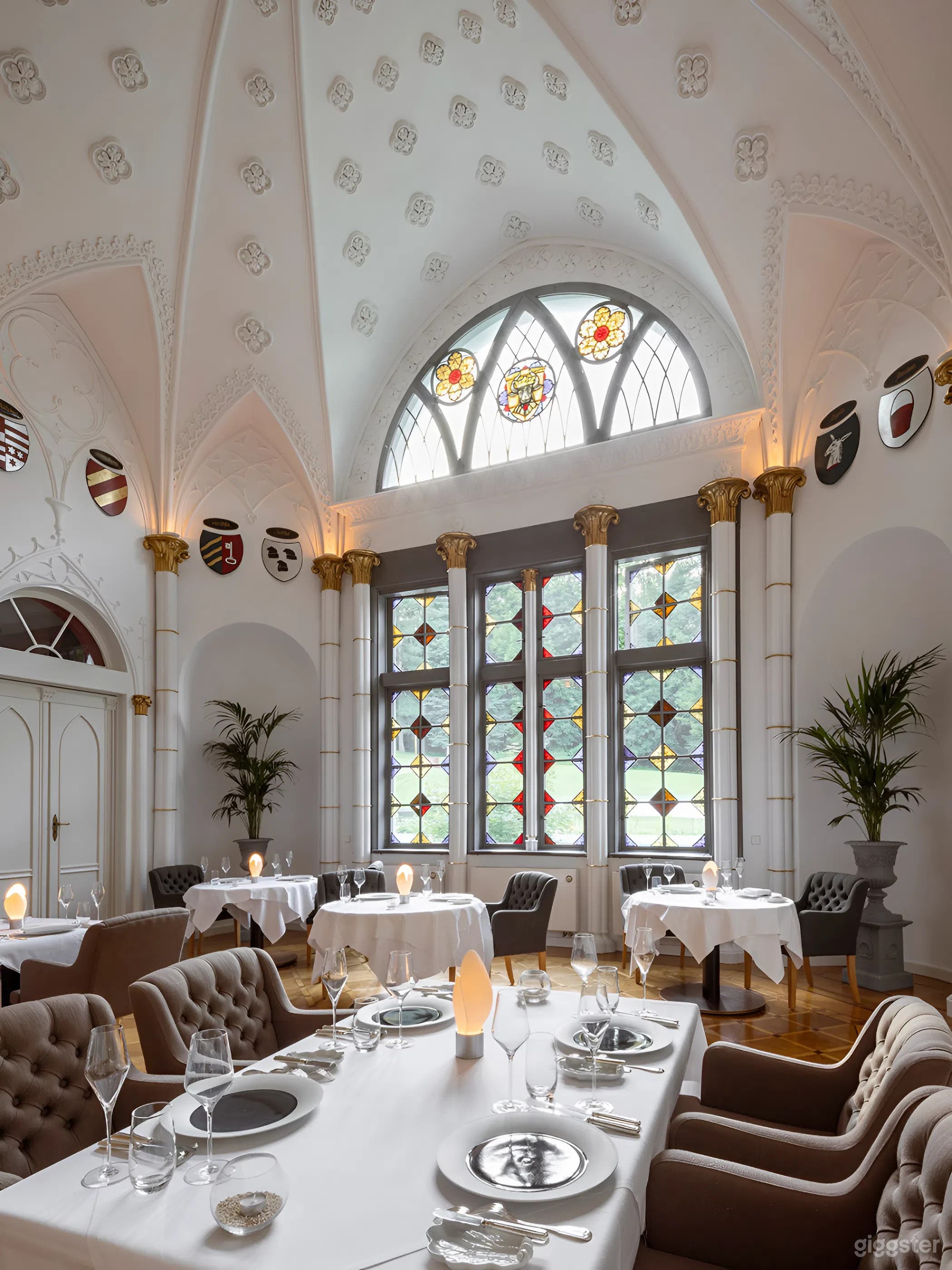 Historischer Schloss-Speisesaal mit hohen Decken Foto 4