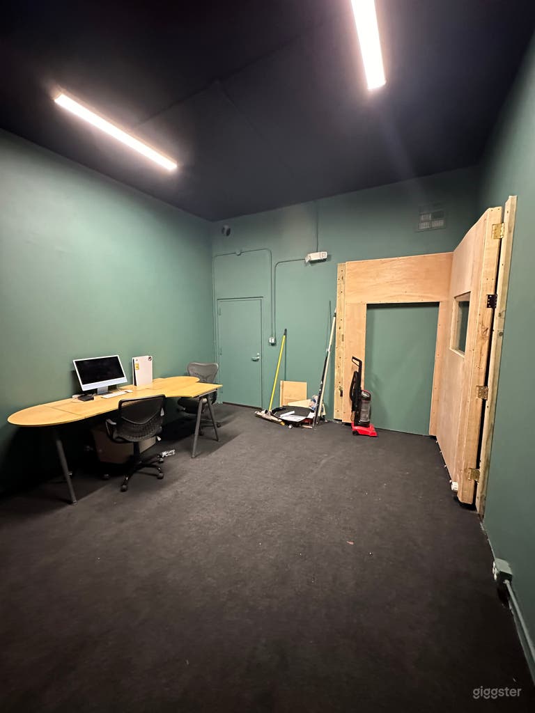  Music/Podcast Studio  