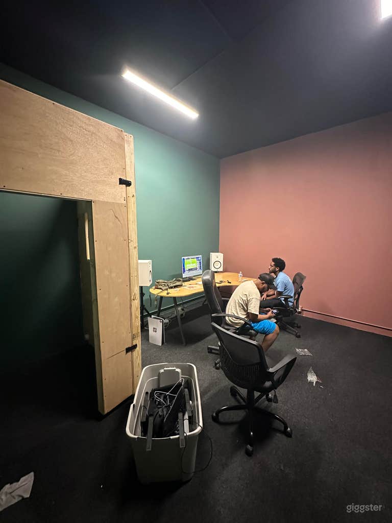  Music/Podcast Studio  