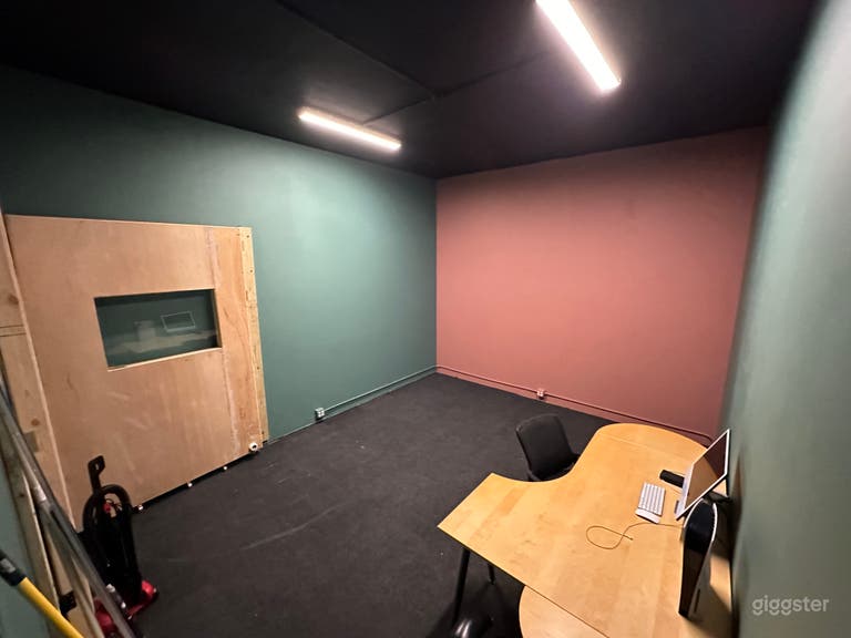  Music/Podcast Studio  