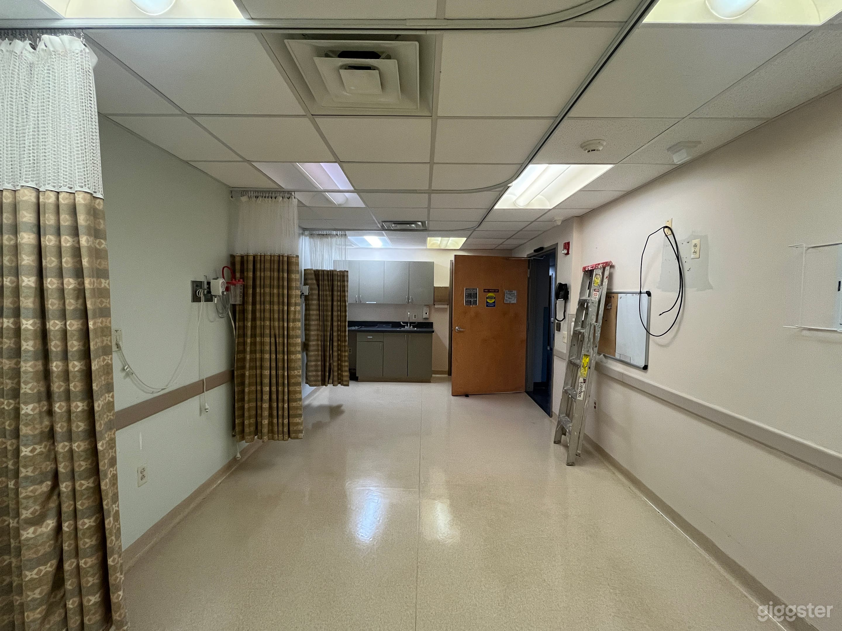 Large vacant medical building Photo 3