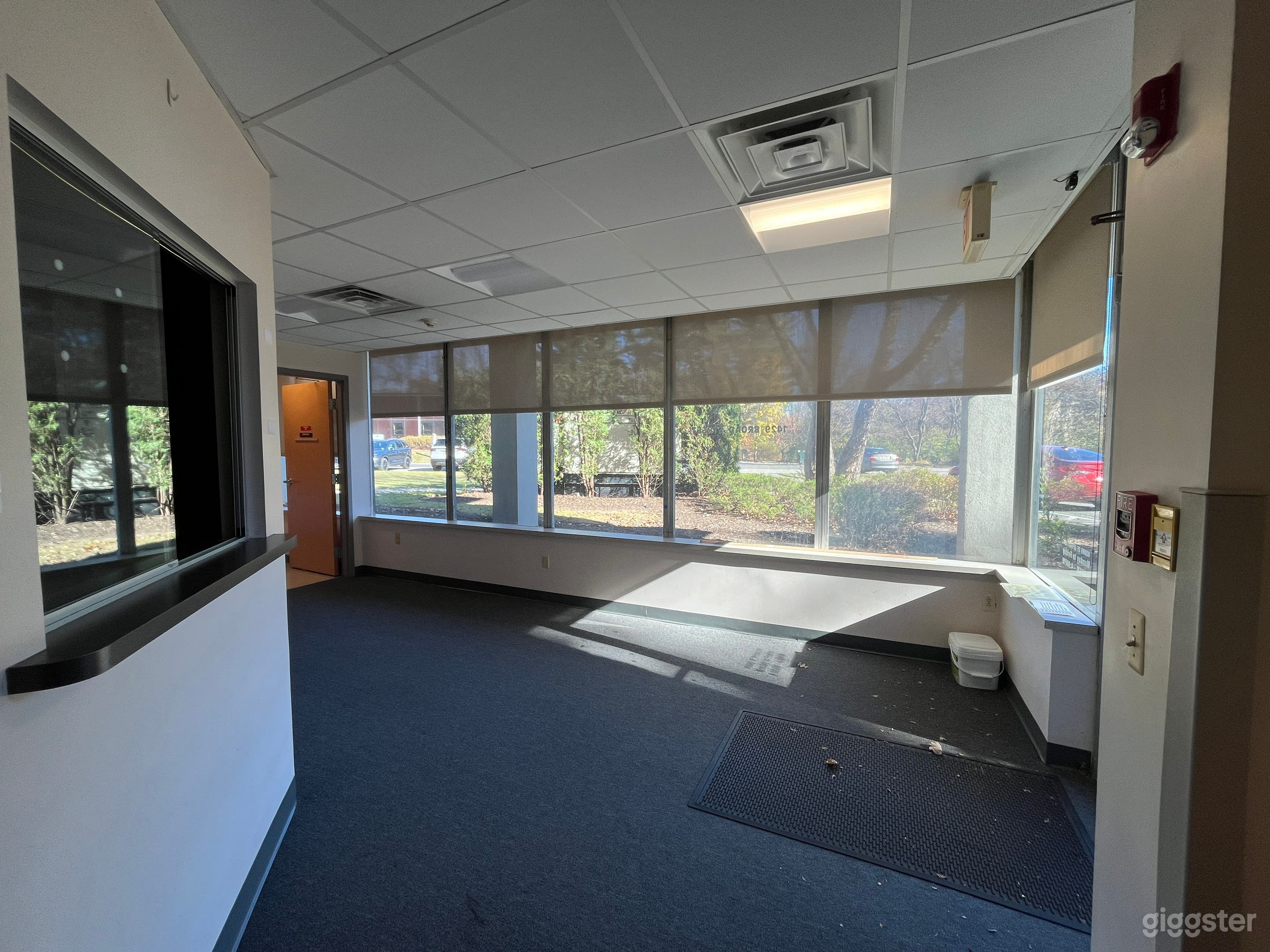 Large vacant medical building Photo 4