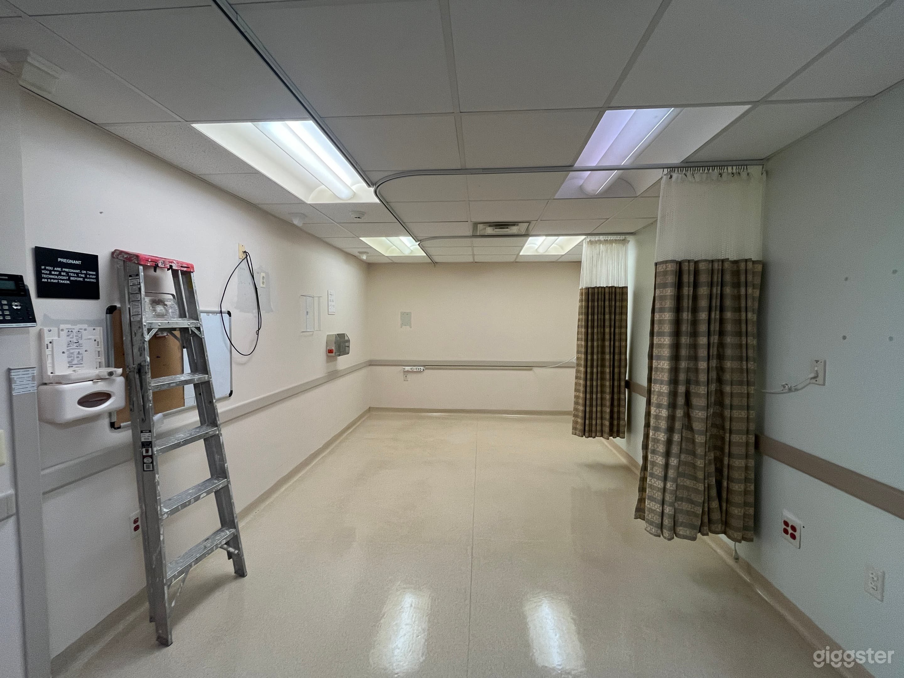 Large vacant medical building Photo 2