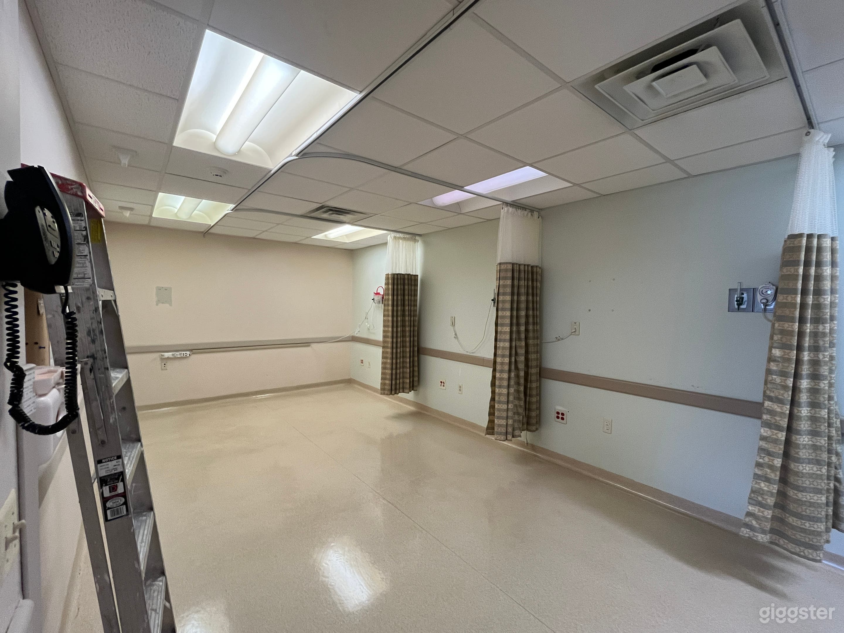 Large vacant medical building Photo 1