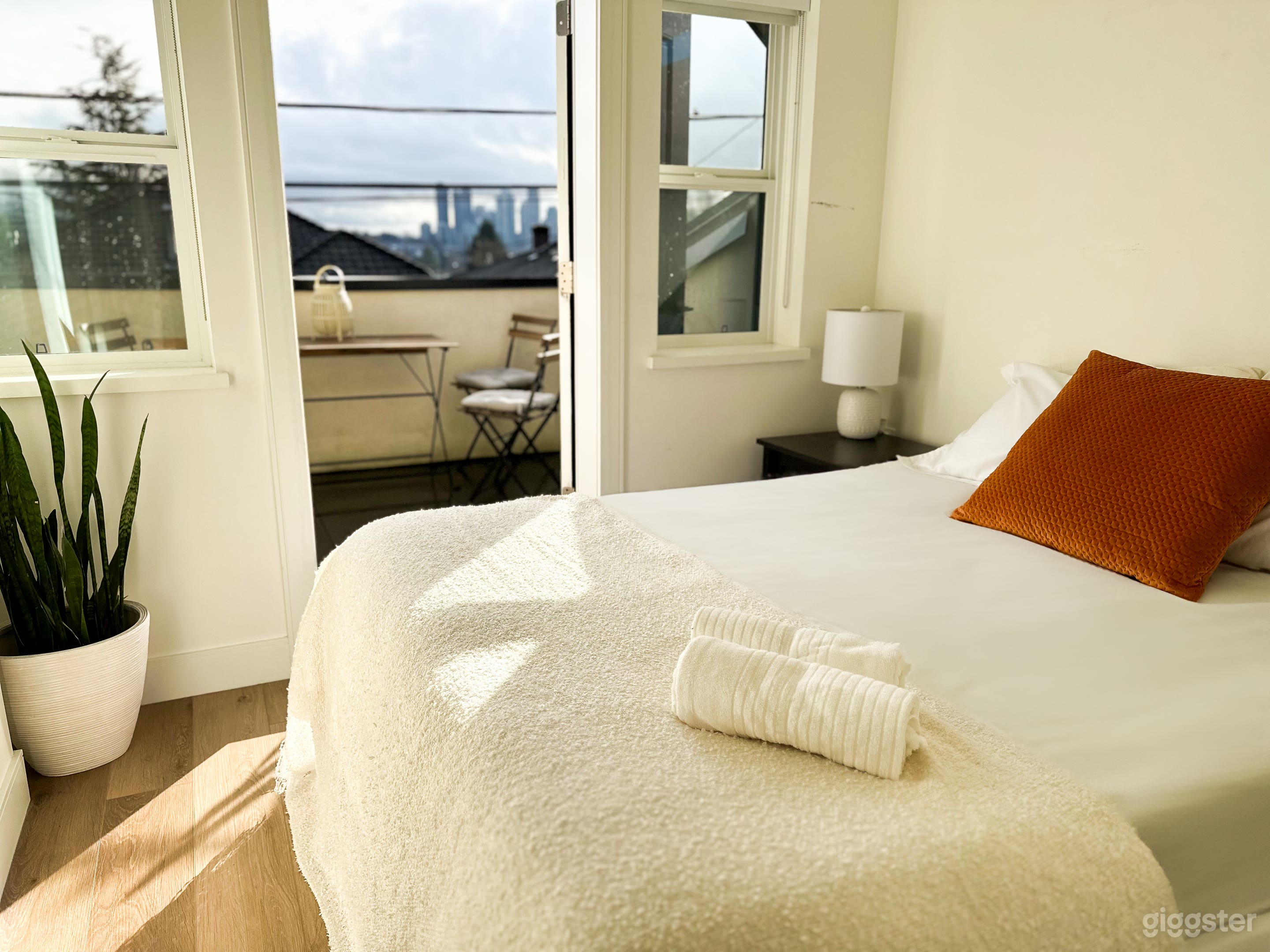 Bright Modern East Van Laneway House  Photo 1