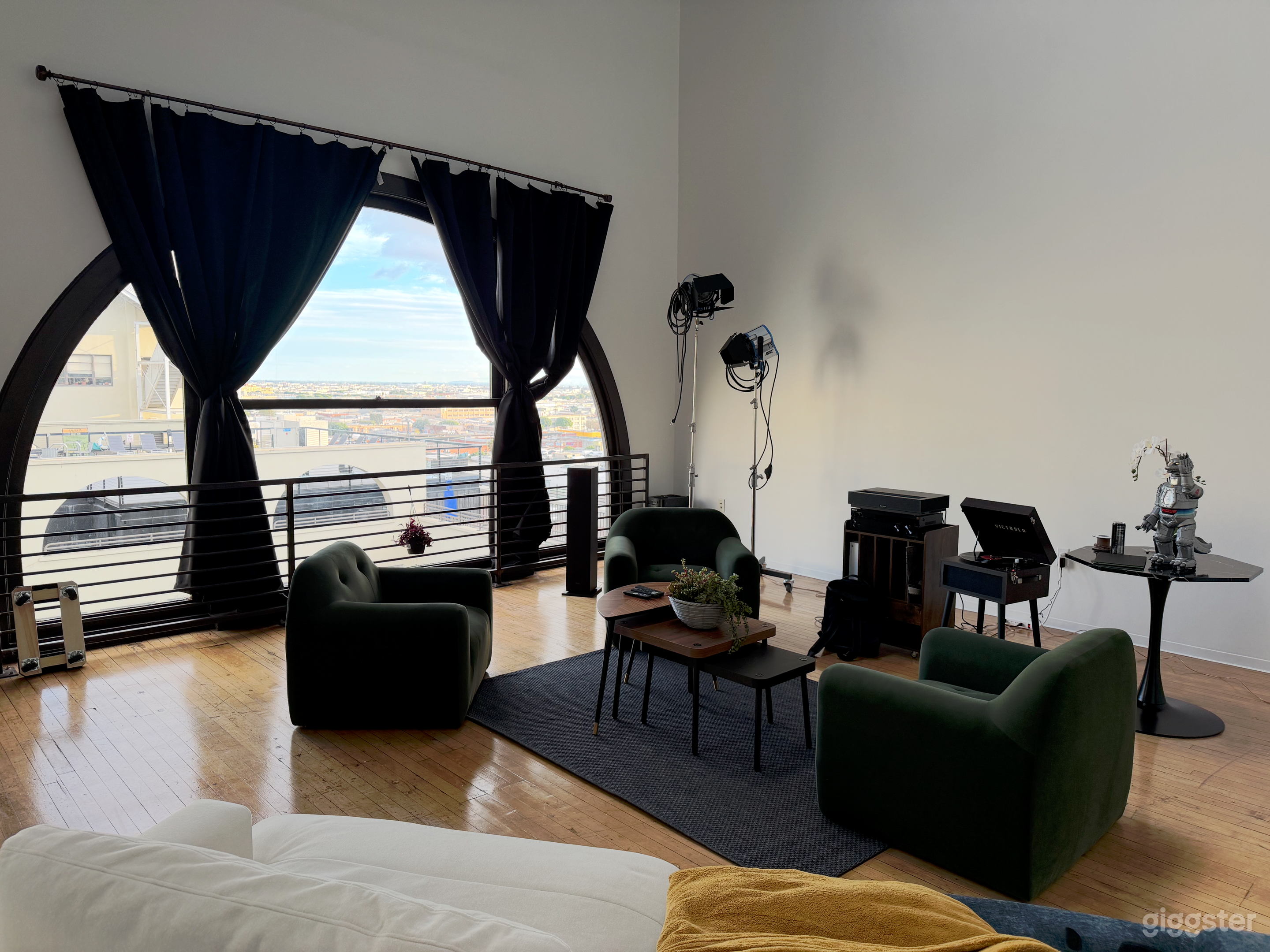 Industrial style Downtown LA loft with 2500 Sq ft Photo 3