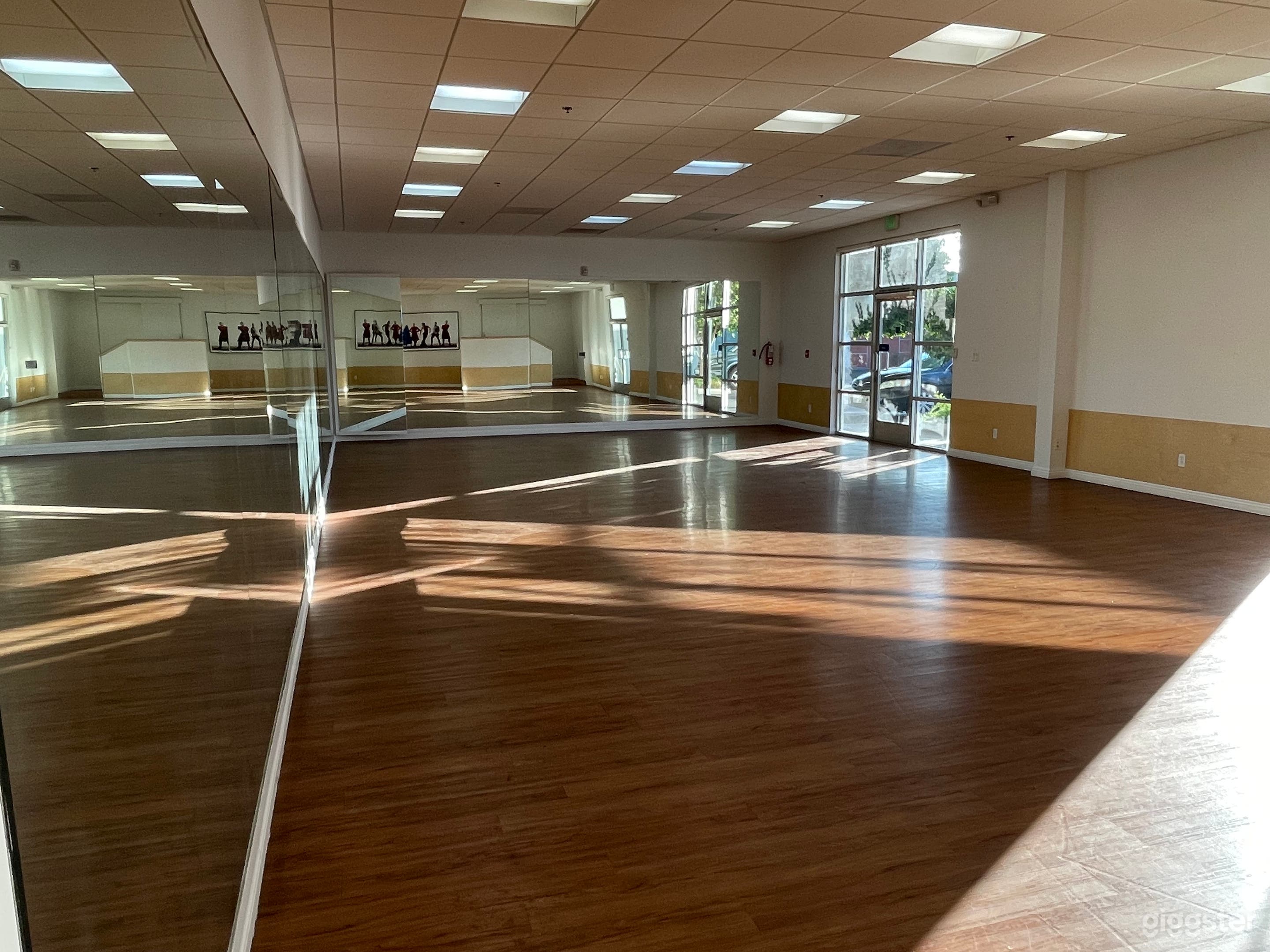 Studio A – Vinyl Floor with Mirrors Photo 1