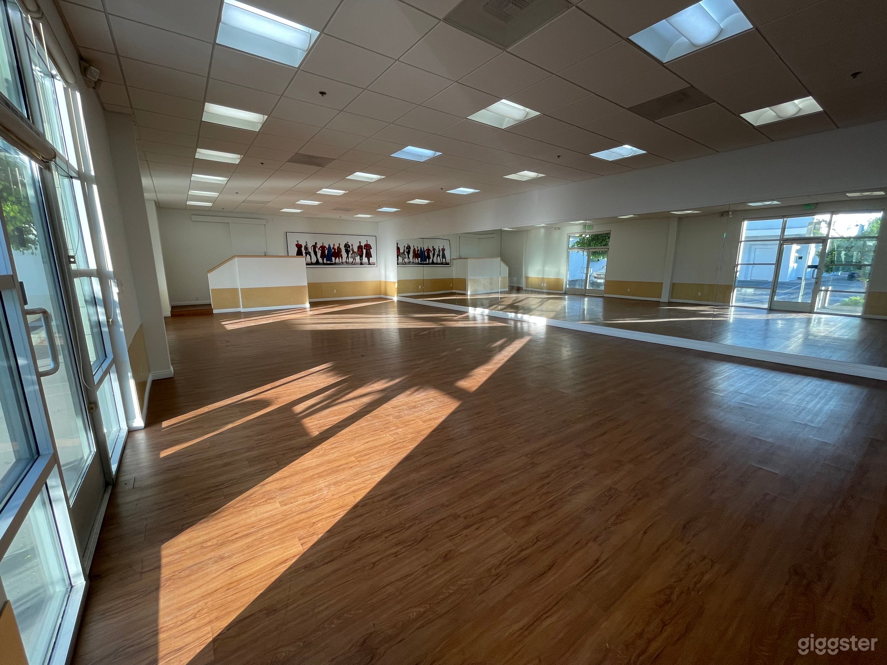 Studio A – Vinyl Floor with Mirrors Photo 4